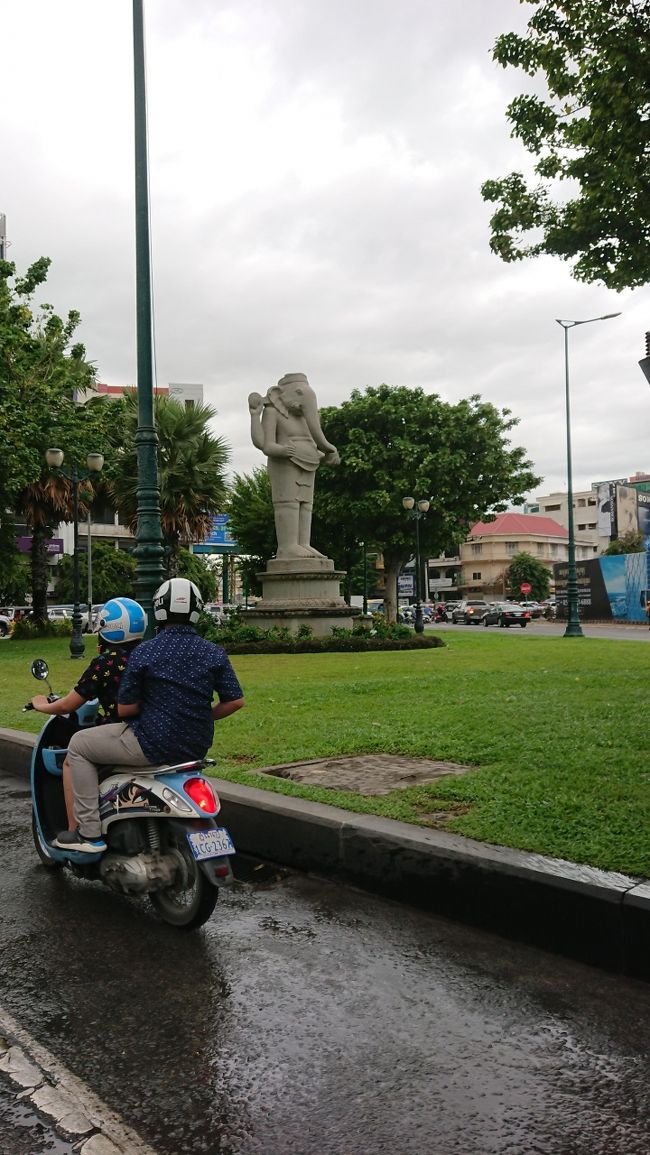 ここの交差点では車もバイクも多くて<br />賑わっている場所でした。<br />ここを通過したらグッと車の数も減ってきました。