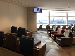東京・羽田空港第3ターミナル 4F
『SKY LOUNGE』（111番ゲート付近）

クレジットカード会社ラウンジ『スカイラウンジ』のシーティングエリア
の写真。

新型コロナウイルスの影響で空いています。