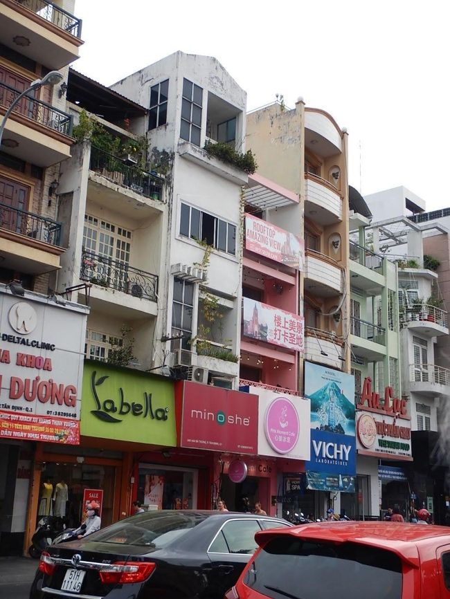 こーゆーカラフルでごちゃごちゃ不揃いなストリートの街並みが好きです