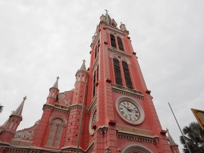 基本的にミサの時間とか入れないので観光客は門の外側から見てるだけに留まります。