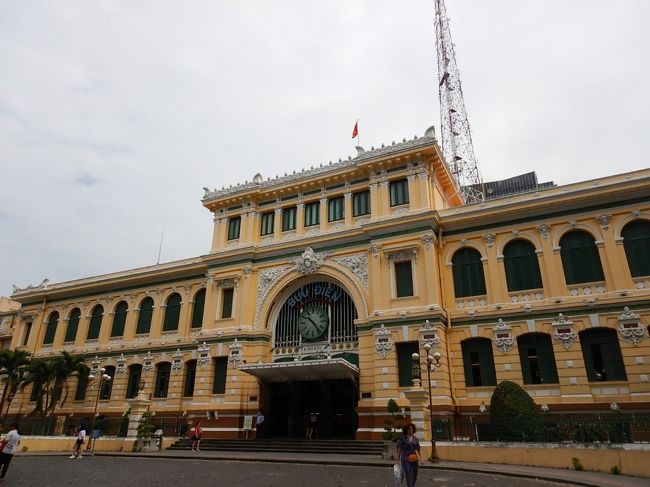 この黄色い感じってのは昔行ったマカオのポルトガル式コロニアル建築群で見たものに似ている気がします。