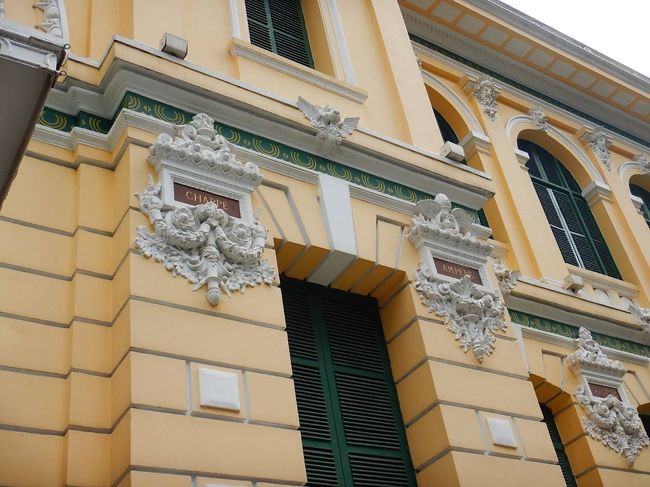 こういう細かい装飾はパリで見た建物にやはりよく似ている気がします
