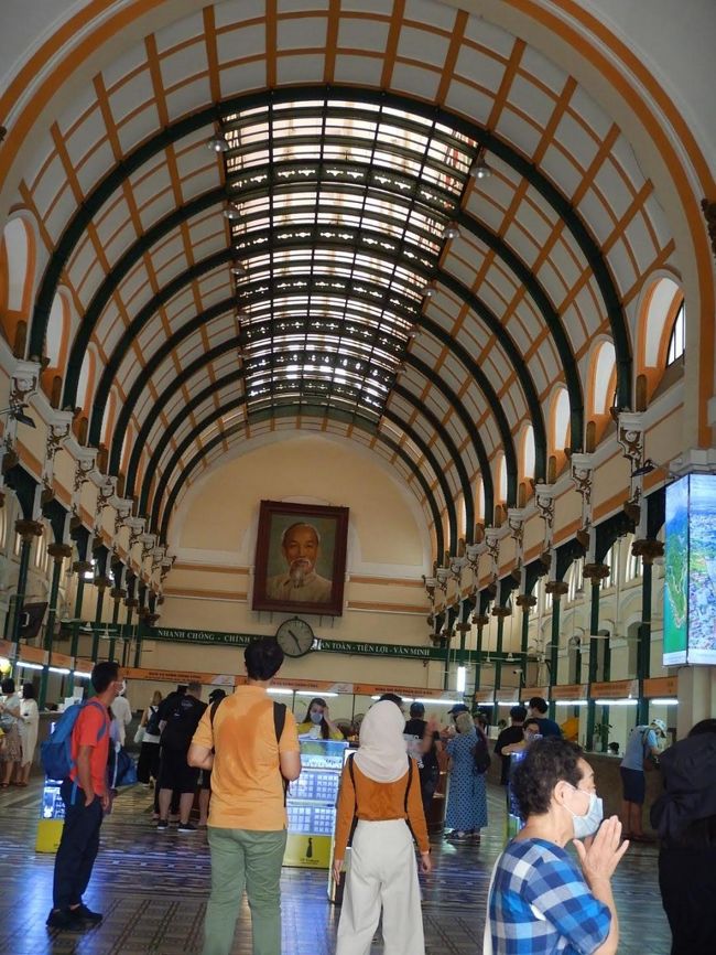 ここで見るドーム型の屋根のある吹き抜けはパリやロンドンの建築様式と同じでものでここが東南アジアだということを忘れそうです。