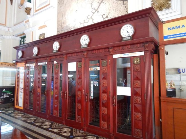 この電話ボックスは、勿論今は使われていないので中身の機械は撤去されているようですが、外側だけはそのまま残してあるようです