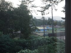 旅の四日目、昨夜、小学生並みに早寝した連れは、早朝、朝風呂に行きました。
その物音で目覚めた。
部屋の窓から外を見ると、興福寺の中金堂の再建工事現場が見えました。
