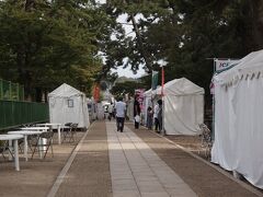 8：25　興福寺の一番近い入り口は再建工事で通行止め、奥の参道はコーヒーフェスティバルのテントが並んでいます。

お店のスタッフの方が、開店の準備をしています。活気にあふれて、元気をもらう。