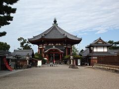 8：31　東金堂の拝観は9時からなので、まずは西国三十三所の札所になっている南円堂にお参りします。
納経所はすでに書き手の方がスタンバイされている。
