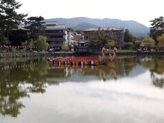 猿沢池
昨夜は暗くて、よく見えなかった采女祭の船。極彩色で綺麗です。
采女祭りは中秋の名月の日に行われます。

本日も池の周りのベンチは満席です。