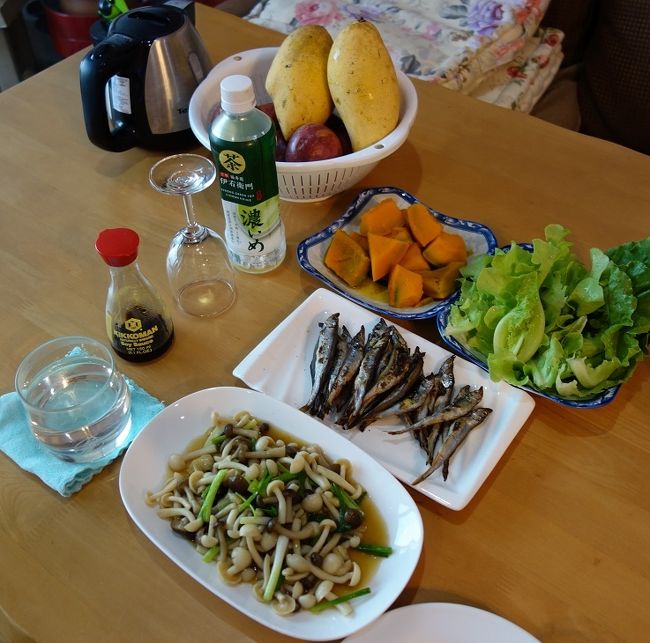 11日　　夕食<br />キノコ炒め　焼きシシャモ　カボチャ煮　野菜