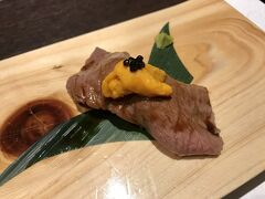 夕食は歌舞伎町で神戸牛のすき焼きをいただきました(^-^)
TOHOのゴジラビルの裏側にある、牛龍。

先付は、神戸牛炙り寿司 生雲丹 キャビア
肉寿司大好きです☆