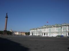 9：00　宮殿広場に到着
ロマノフ王朝を象徴する広場。1762年に冬宮（現エルミタージュ美術館）、1827年旧参謀本部が立ち、現在の広場の姿となった。