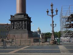 1834年にナポレオン戦争の勝利を記念して勝てられた、アレクサンドルの円柱。
高さ47.5m、直径4m、重さ650t
