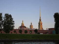 金色の塔の下はペトロハバロフスク聖堂で、1725年ピョートル大帝が葬られて以来、歴代皇帝の霊廟となった。