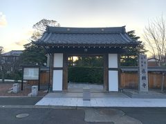 敦賀城跡に建つ真願寺。