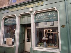 また、「ロイヤル・マイル」の終点付近には、酒好きにとって避けれない場所が有ります。当然のことながら聖地巡礼といきましょう。

CADENHEAD'S Whisky shop