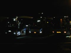 ２日目は・・色々　用事を済まし・・帰路へ
帰りは・・最近定番となった？夜行バス　グランドリーム横浜・東京号で・・
乗客は３人・・に乗務員２人と完全なる赤字の運航でした
途中いつもの龍野西ＳＡで休憩・・
岡山駅を１０分前に出た両備バスのままかり号と間にウィラー、３台の夜行バスが集結・・運転手同士も井戸端会議をしています