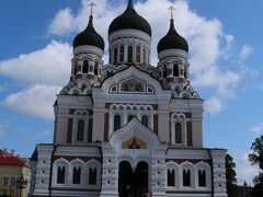 アレクサンドル ネフスキー聖堂です。内部は撮影不可だったのですが、外観だけでも立派な教会です。