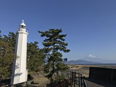 公園脇の清水灯台。日本初の鉄筋コンクリート製灯台です。