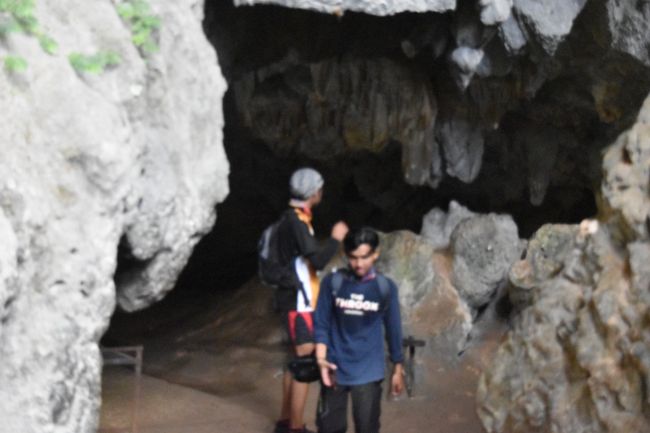 道の先に鍾乳洞があった。