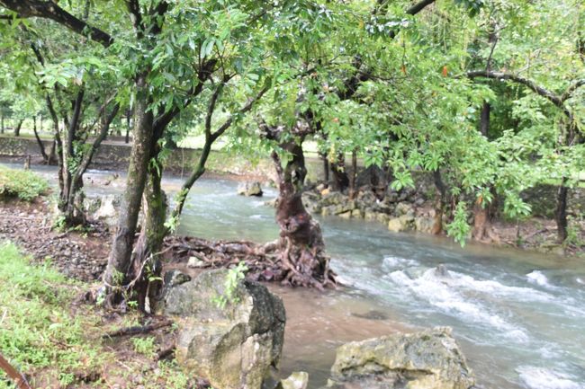 公園の入り口から先史人の住んでいた洞窟に向かう途中の川、珍しくきれいな水が流れていた。