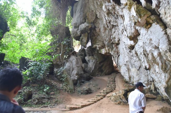 古代人の住んだ洞窟、穴を抜け階段を上がって上部の洞窟へ行く。