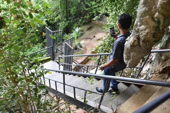 階段を上がる。