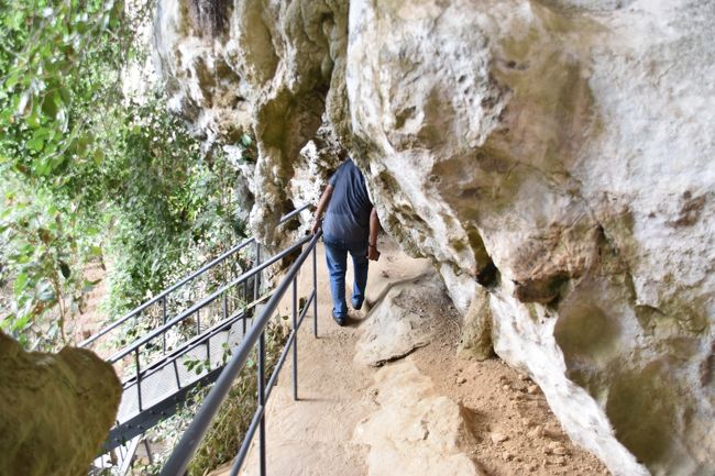 階段を上がって横に行くと上の洞窟がある。