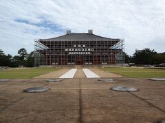 中金堂
創建時からお寺の中心的なお堂で、今回は8回目の再建。

創建時から何度も焼失し、江戸時代に7度目の焼失の後、資金不足で百年ほど再建されず、1819年に仮金堂が再建されました。

あくまで仮堂として建設されたため、一回り小さいお堂で、部材も長年の使用に耐えられず老朽化が進みました。