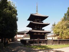 坂を降りたところにあるのが三重塔
1143年に崇徳天皇の中宮・皇嘉門院（藤原聖子）によって創建され、大火による焼失の記録はありませんが、鎌倉時代に再建されたと考えられています。
北円堂と共に興福寺最古の建物。