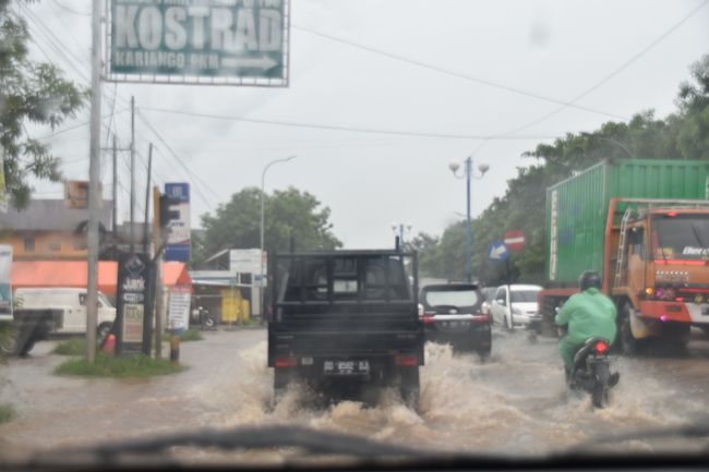 少し土砂降りの雨で、道路は川のようになった。