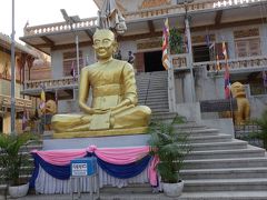 時間に余裕があって、当初の予定になかった、
ワット・ウナロムというお寺に寄りました。
観光地というよりも生きた信仰の場所と言う感じ。

金ぴかの人は、カンボジア文字の先生って言ったかな…？
