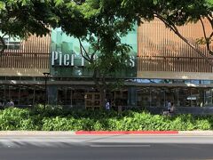 ハワイ・ワードエリア『Pier 1 Imports（ピア1インポート）』の写真。

HISのLea Leaトロリー「ワード／カカアコ／ダウンタウン・ライン」
に乗車中に撮影。

オシャレなインテリアや雑貨が揃います。え？閉店？？