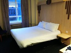 さて、空港からは地下鉄一本でラッセルスクエア駅へ！今回お世話になるのは、タヴィストックホテルさんです！
お部屋は広くてありがたい！
ただ、部屋の隅っこの暗がりに黒い何かが…
えっちょっ、虫とか勘弁してくださいよ！と思い、近づいてみると、恐らく前に泊まった方の靴下が…
ううーん、なんか残念…！