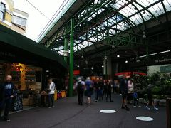 ロンドン滞在2日目です。
時差ぼけの影響なく、起床。
ホテルで朝食も付いていますが、どうせなら！と朝からマーケットへ！
駅から迷いに迷って、ようやくバラマーケットにたどり着きました！
が、朝早かったのかあまりお店が開いておらず…(笑)