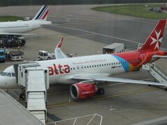 マルタへはロンドン・ヒースロー空港より１１時２５分のフライトで出発します。
マルタ共和国のフラッグ・キャリアのマルタ航空の航空機は小さな飛行機です。

乗客はほぼ満席。
イギリスもマルタもまだコロナによる旅行自粛の雰囲気はなさそうでした。
