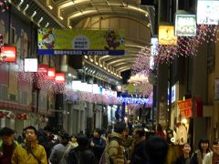 夜の新仲見世通りです。仲見世通りより比較的空いてる店が多かったかも。