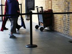 そう！9と4分の3番線です！
何を隠そうこの私、大のハリポタ、ファンタビファンでして！
今回の目的地にイギリスを選んだのも、ハリポタやファンタビの為と言っても過言ではありません(*^^*)
行きの飛行機では、ファンタスティック・ビーストの最新作が見られる事に興奮して、吹き替えで一回、字幕で二回目見てしまいました(笑)
