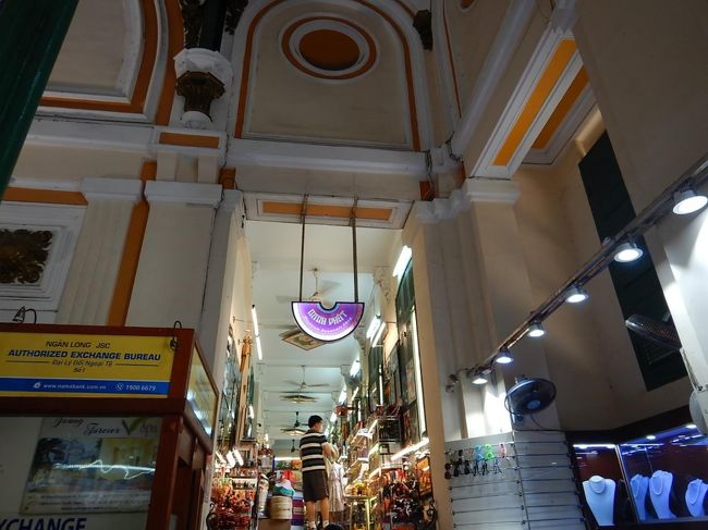 左右の通路はなぜかお土産を売っている店が入っている