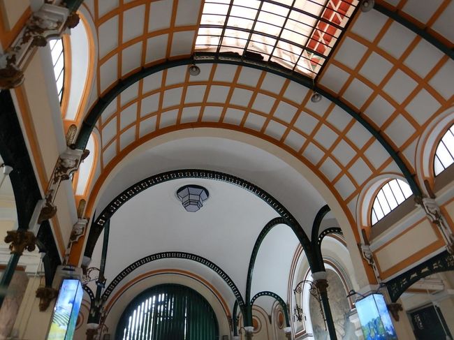 吹き抜けの天井画高いおかげで外から見るよりもっと大きく感じる建物です