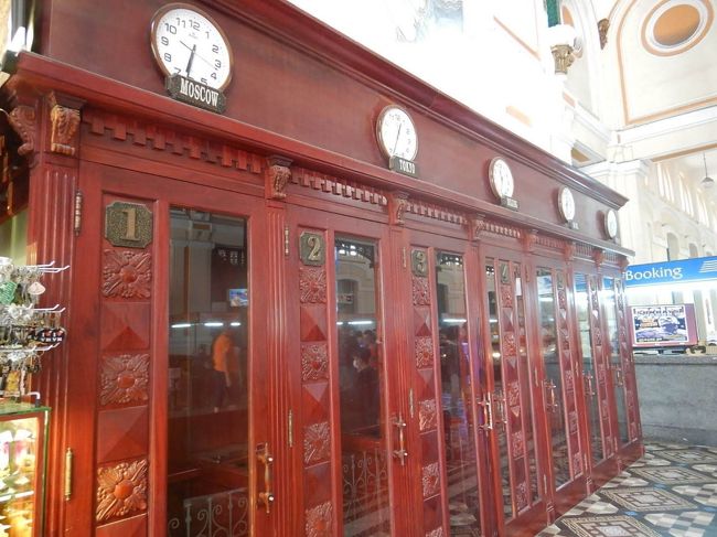 電話ボックスの世界時計を見ると、いかに創建当時のサイゴンが国際都市だったかがわかります。