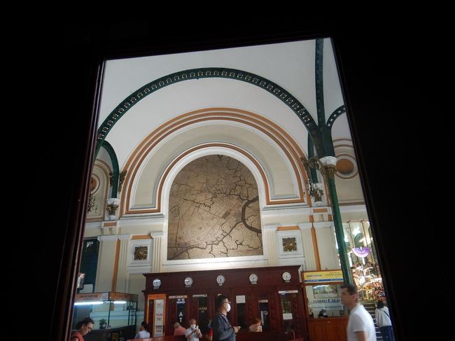 ちょっと試しに中に入って席に座ってみます。<br />昔の人が電話してた時はこの中から見てた景色はこんな感じだったのでしょうか・・・