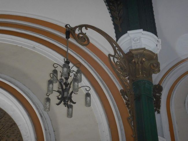 ウーンこの電灯もなかなか古そうです