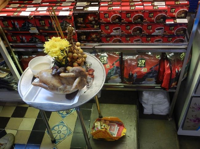 お土産物屋を除くと仏教徒らしいお供え物が。<br /><br />同じようなものはインドネシアのバリ島の路上で見たことがあります。<br />鳥一羽丸ごとのお供え物はすごいなあ・・・