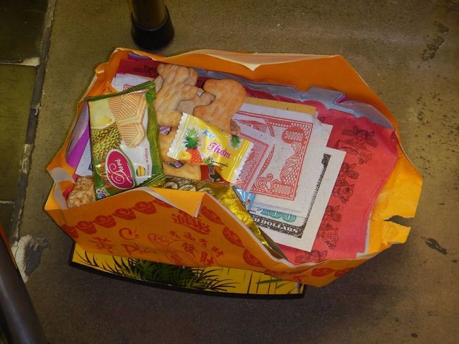 個々のお供え物はお金とかお菓子とかいろいろ詰めてるんだなあ