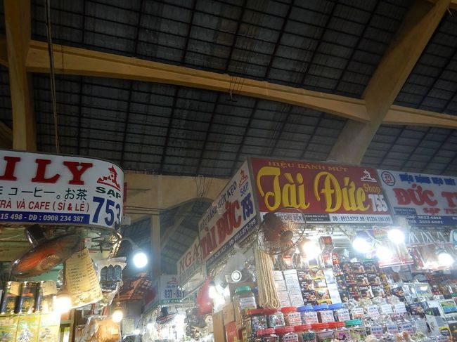 庶民の台所というよりは、今は完全に観光化されすぎているので、地元らしいとか素朴なものを期待する人には合わないかもしれません。<br /><br />大体御土産っぽいものは何でもそろいますが、まあ、ここでなくとも変えますしね・・・