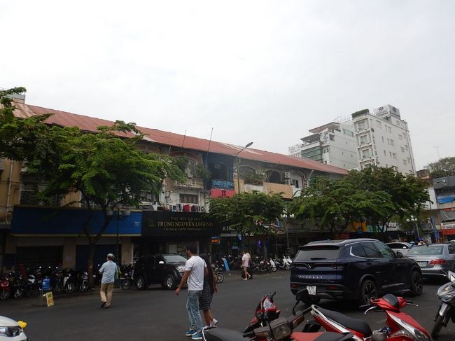 ちょうどベンタン市場事態が正方形ぽい形をした建物なので、これを囲む町も資格っぽく、カフェやレストランが並びます<br />・・・正直こっちのが興味あるな・・・