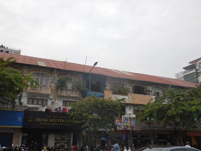 繰り返しますがこの２～３階の建物で、緑が多い茂り、ごちゃっとした感じが好きです。