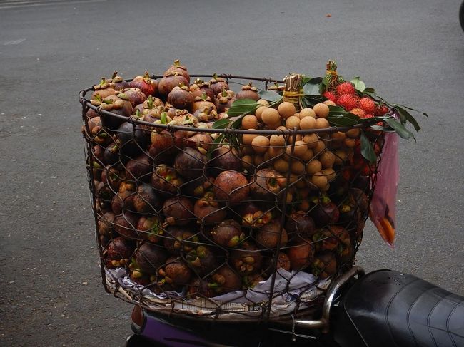 これに限らず市場やスーパーで日本では見られないような独特の果物が見かけられます。