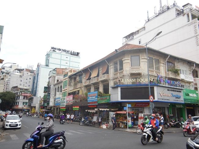 相変わらず道ではバイクがぶんぶん走ります