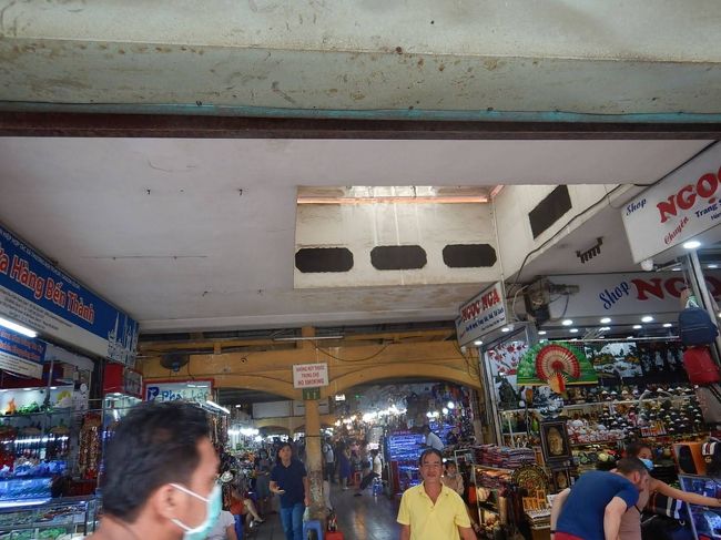 民芸品、服、コーヒー、ナッツなど何でもそろいます。<br /><br />一周ぐるっと回るのに30分も要らないかなとは思います。